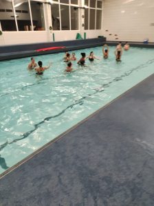 15 neue JuniorassistentInnen Anfängerschwimmen